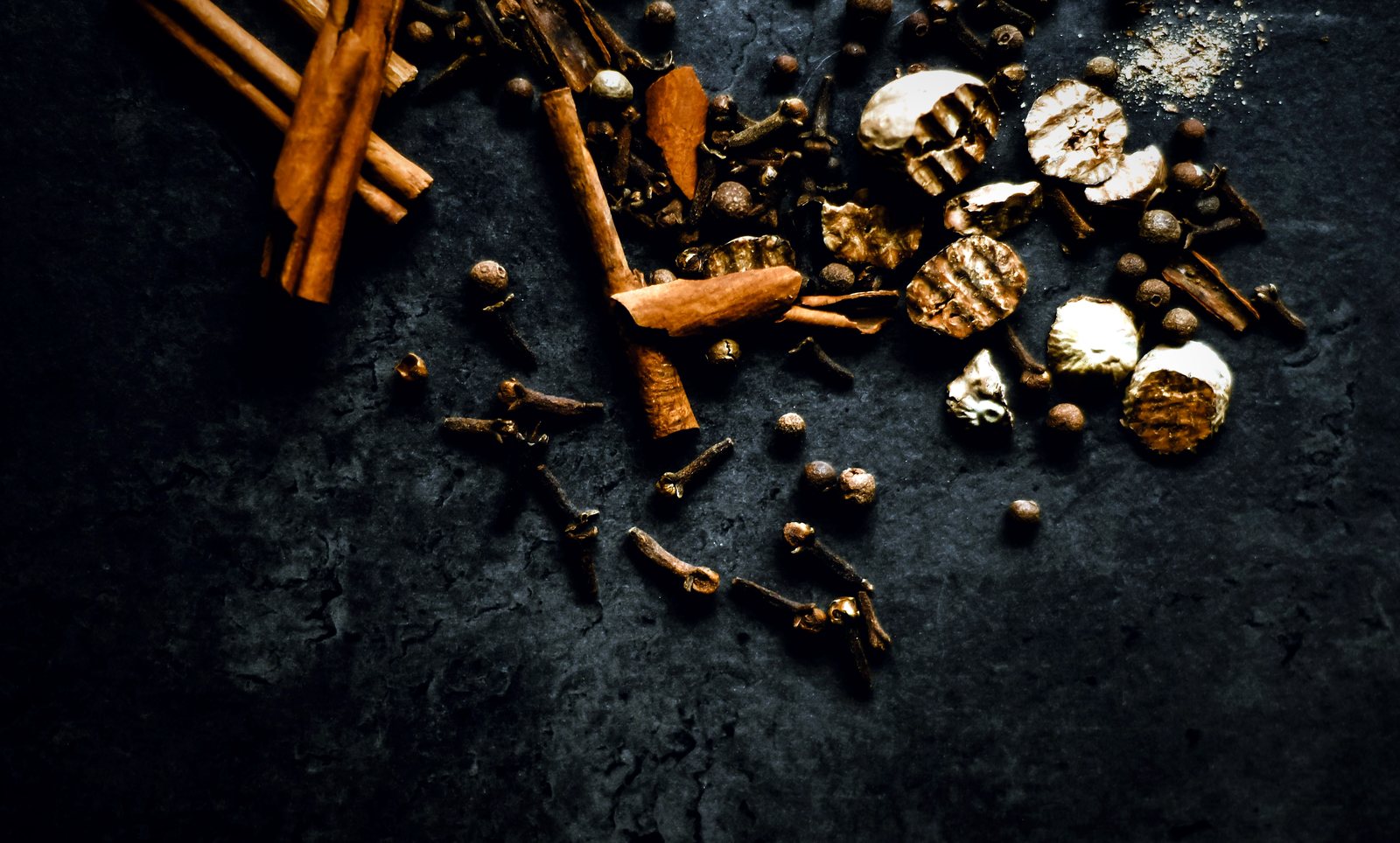 Sri Lankan spices including cinnamon, cloves and cardamom